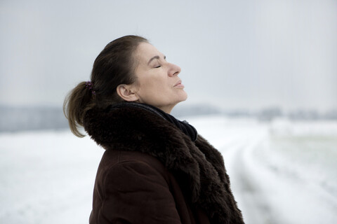 Porträt einer reifen Frau im Winter, lizenzfreies Stockfoto