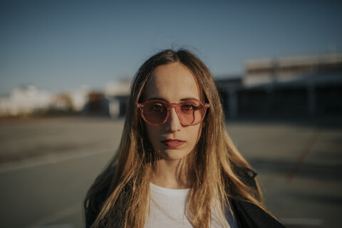 Porträt einer jungen Frau mit Sonnenbrille im Freien, lizenzfreies Stockfoto