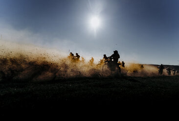 Gruppe von Motocross-Motorrädern, die das Rennen aufnehmen - OCMF00251