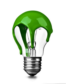 Nahaufnahme einer grünen Glühbirne auf weißem Hintergrund, Nachhaltigkeitskonzept - RAMF00080