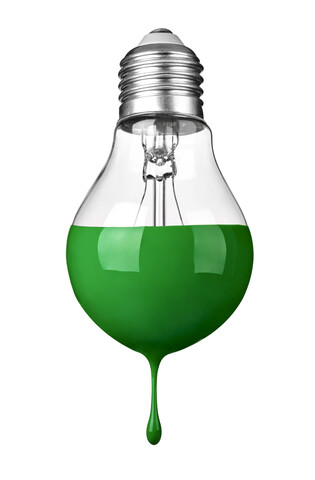 Nahaufnahme einer grünen Glühbirne auf weißem Hintergrund, Nachhaltigkeitskonzept, lizenzfreies Stockfoto