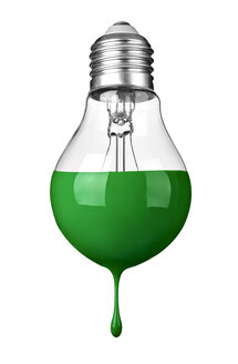 Nahaufnahme einer grünen Glühbirne auf weißem Hintergrund, Nachhaltigkeitskonzept - RAMF00082