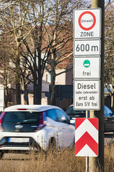 Deutschland, Fellbach, Umweltzonenschild für Stuttgart, Fahrverbot für Dieselfahrzeuge - WDF05073