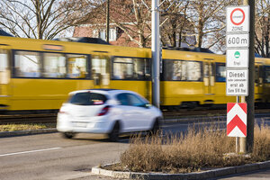 Deutschland, Fellbach, Umweltzonenschild für Stuttgart, Fahrverbot für Dieselfahrzeuge - WDF05074