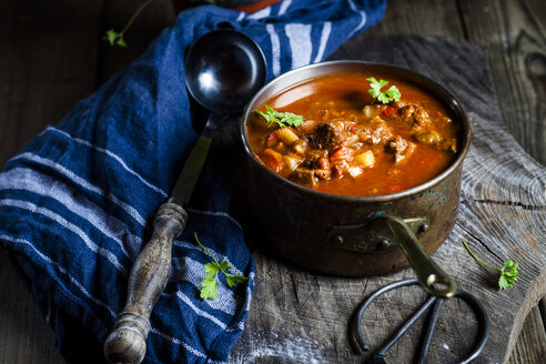 Gulaschsuppe mit glatter Petersilie - SBDF03892