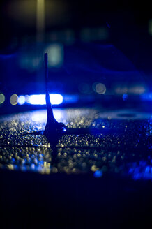 Spanien, Madrid, Regen, der nachts auf ein Polizeiauto fällt - OCMF00254