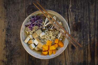 Miso-Ramen-Suppe mit Nudeln, roten Rettichsprossen, Kürbis, gebratenem Tofu, Shimeji und Königstrompetenpilz - LVF07753