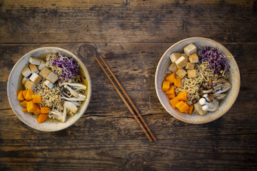 Miso-Ramen-Suppe mit Nudeln, roten Rettichsprossen, Kürbis, gebratenem Tofu, Shimeji und Königstrompetenpilz - LVF07754