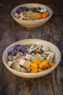 Miso-Ramen-Suppe mit Nudeln, roten Rettichsprossen, Kürbis, gebratenem Tofu, Shimeji und Königstrompetenpilz - LVF07755