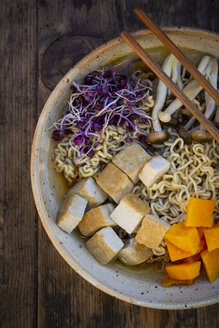 Miso-Ramen-Suppe mit Nudeln, roten Rettichsprossen, Kürbis, gebratenem Tofu, Shimeji und Königstrompetenpilz - LVF07756