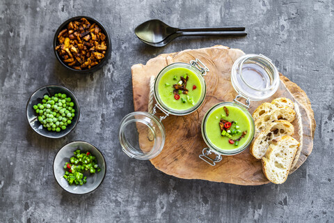 Zwei Gläser Erbsensuppe mit gebratenem Tofu, roter Chilischote und Frühlingszwiebeln, lizenzfreies Stockfoto