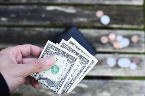 Hand mit Ein-Dollar-Scheinen, lizenzfreies Stockfoto