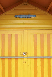 Bunte gelbe Tür eines Strandhauses - IGGF00754