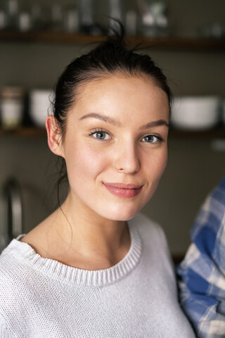 Porträt einer jungen, selbstbewusst wirkenden Frau, lizenzfreies Stockfoto