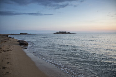 Italy, Sicily, Isola delle Correnti, Lido Scialai, beach at dusk - MAMF00381