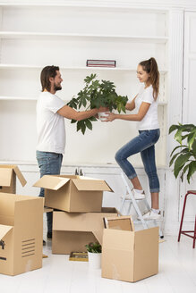 Ehepaar packt Kartons aus und richtet sein neues Haus ein - ERRF00741