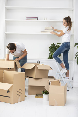 Ehepaar packt Kartons aus und richtet sein neues Haus ein, lizenzfreies Stockfoto