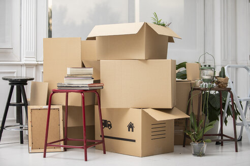 Cardboard boxes on the floor in new home - ERRF00768