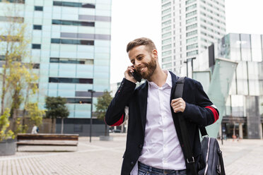 Stylish businessman talking on cell phone in the city - JRFF02583