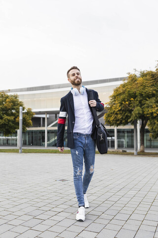 Stilvoller Geschäftsmann beim Spaziergang in der Stadt, lizenzfreies Stockfoto