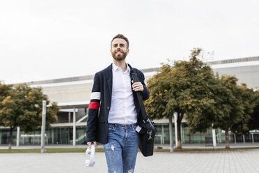 Stylish businessman walking in the city - JRFF02603