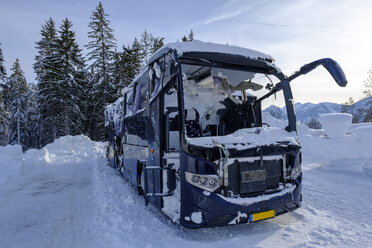 Österreich, Steiermark, Bus durch Lawine zerstört - LBF02354