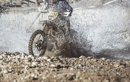 Motorradfahrer überquert einen Fluss mit Motocross-Motorrad - OCMF00258