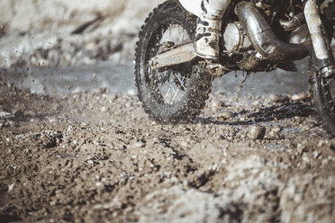 Nahaufnahme Motocross-Rad mit Wasser und Schlamm - OCMF00259