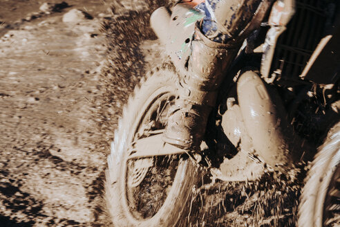 Nahaufnahme Motocross-Rad mit Wasser und Schlamm - OCMF00263