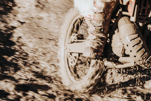 Nahaufnahme Motocross-Rad mit Wasser und Schlamm - OCMF00265