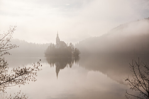Slowenien, Gorenjska, Bled, Bleder See, Insel Bled mit Kirche Mariä Himmelfahrt, lizenzfreies Stockfoto