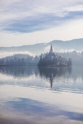 Slowenien, Gorenjska, Bled, Bleder See, Insel Bled mit Kirche Mariä Himmelfahrt - FLMF00131