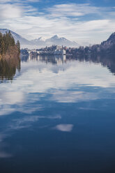 Slowenien, Gorenjska, Bled, Bleder See an einem Wintermorgen - FLMF00134