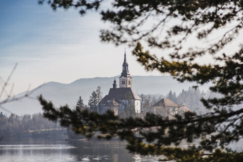 Slowenien, Gorenjska, Bled, Bleder See, Insel Bled mit Kirche Mariä Himmelfahrt - FLMF00136