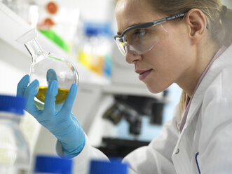 Scientist preparing a chemical formula in the laboratory - ABRF00320