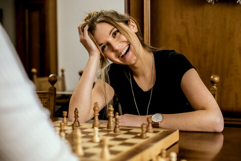 Frau hat Spaß beim Schachspielen, lizenzfreies Stockfoto