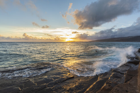 USA, Hawaii, Oahu, Chinesische Mauer bei Sonnenuntergang - FOF10272