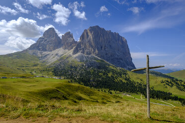 Italien, Südtirol, Sellagruppe, Langkofel und Plattkofel mit Gipfelkreuz - LBF02355