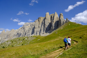 Italien, Südtirol, Sellagruppe, Wanderer beim Aufstieg zum Sellajoch - LBF02357