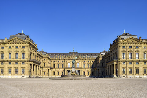 Würzburger Residenz mit Frankenbrunnen, UNESCO-Welterbe, Würzburg, Franken, Bayern, Deutschland, lizenzfreies Stockfoto