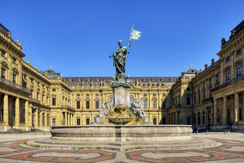Würzburger Residenz mit Frankenbrunnen, UNESCO-Welterbe, Würzburg, Franken, Bayern, Deutschland - RUEF02096
