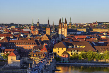 Deutschland, Bayern, Franken, Würzburg, Historische Altstadt bei Sonnenuntergang - RUEF02099