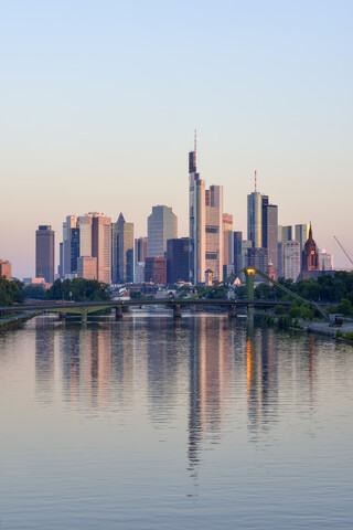 Deutschland, Frankfurt am Main, Skyline bei Sonnenaufgang mit Main im Vordergrund, lizenzfreies Stockfoto