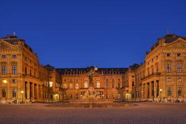 Würzburger Residenz mit Frankenbrunnen, UNESCO-Welterbe, Würzburg, Franken, Bayern, Deutschland - RUEF02104