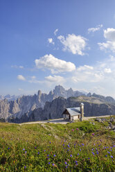 Alpenkapelle mit den Gipfeln der Cadini di Misurina im Hintergrund Provinz Belluno, Venetien, Dolomiten, Italien - RUEF02113