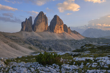 Die Drei Zinnen bei Sonnenuntergang, Parco Naturale Tre Cime, Sextner Dolomiten, Italien - RUEF02117