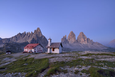 Chapel and Refugio Antonio Locatelli with the famous Tre Cime di Lavaredo and Mount Paterno near sunrise, Trentino-Alto Adige, Italy - RUE02118