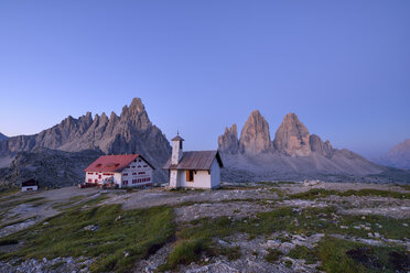 Kapelle und Refugio Antonio Locatelli mit den berühmten Drei Zinnen und dem Berg Paterno bei Sonnenaufgang, Trentino-Südtirol, Italien - RUE02118