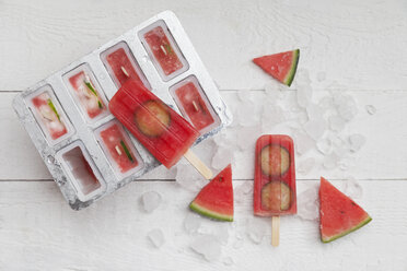 Hausgemachte Wassermelonen-Gurken-Eislutscher auf weißem Grund - GWF05841