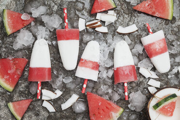 Hausgemachte Wassermelonen-Kokosnuss-Eislutscher auf zerstoßenem Eis - GWF05845